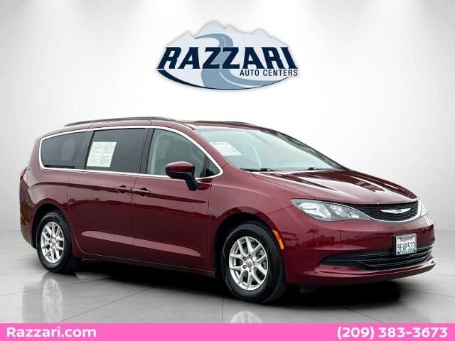 2020 Chrysler Voyager LXi — photo 1 of 13