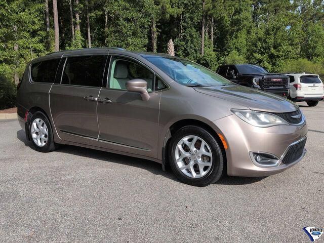 2017 Chrysler Pacifica Touring-L Plus — photo 1 of 13