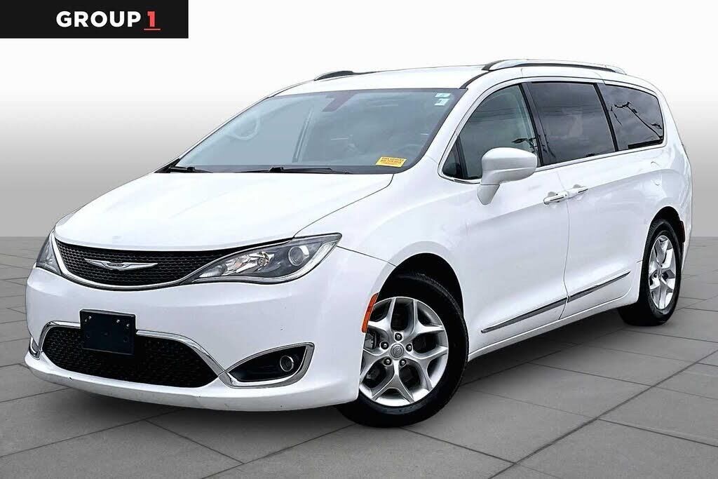2020 Chrysler Pacifica Touring L Plus — photo 1 of 1