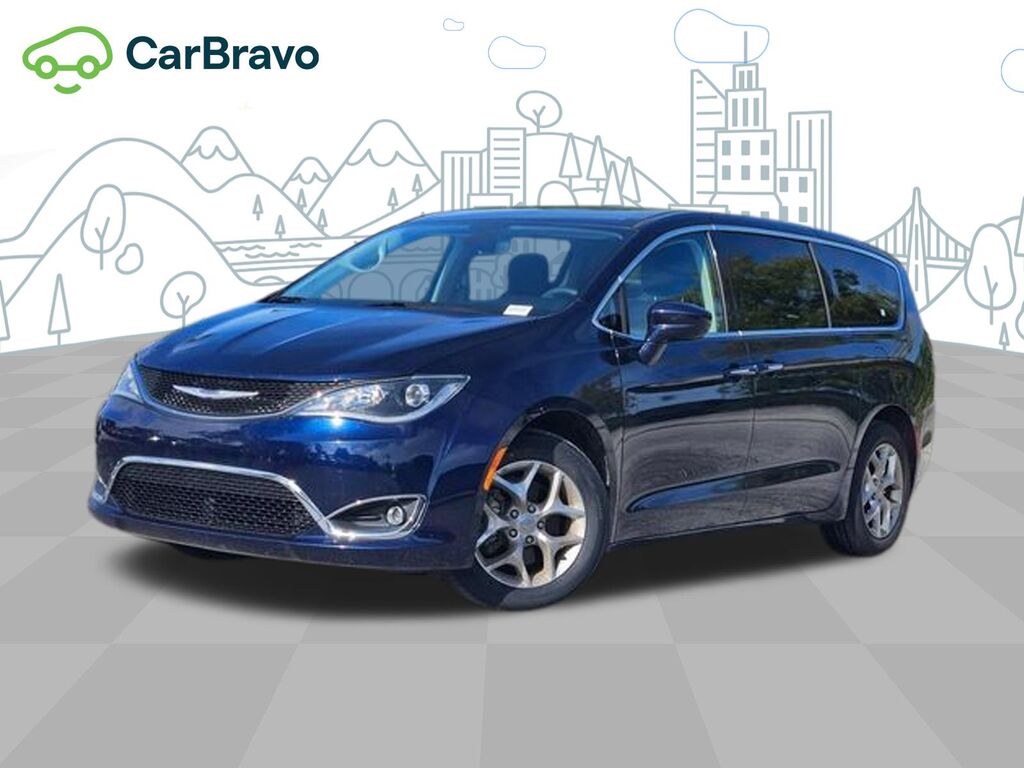 2020 Chrysler Pacifica Touring — photo 1 of 7