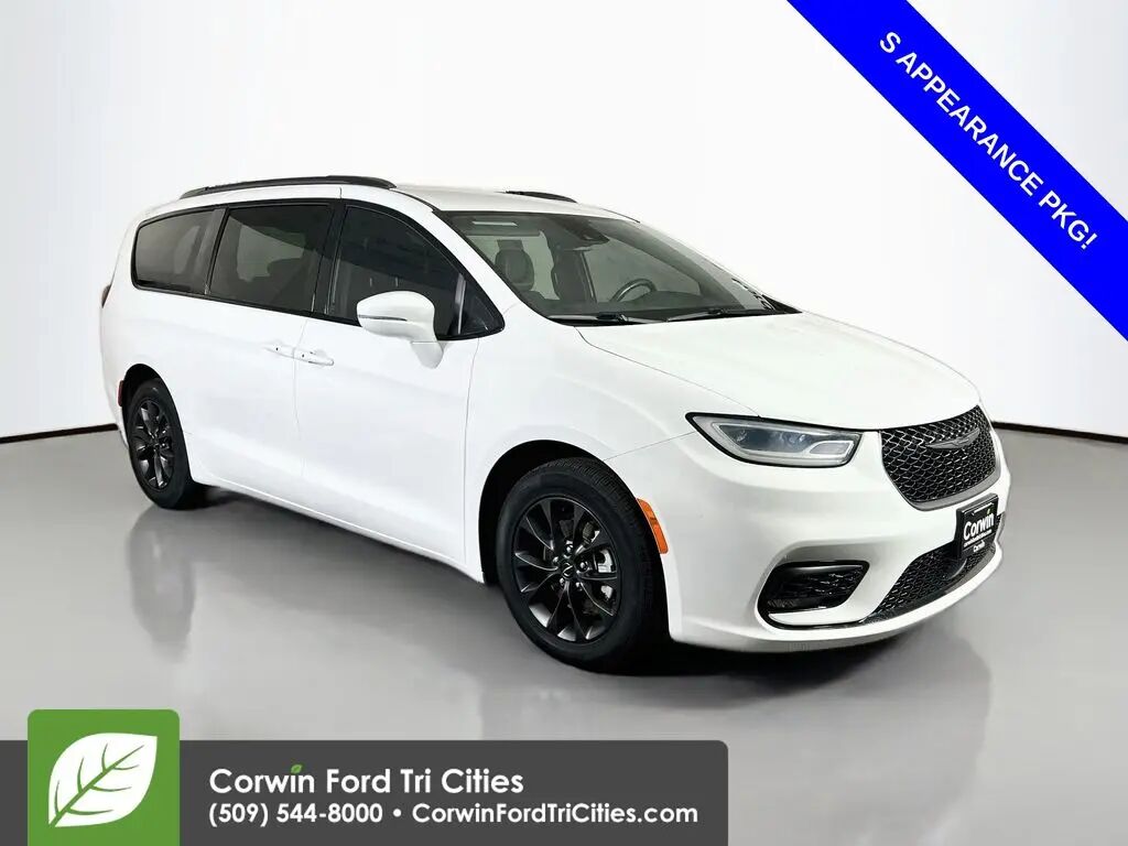 2021 Chrysler Pacifica Touring — photo 1 of 13