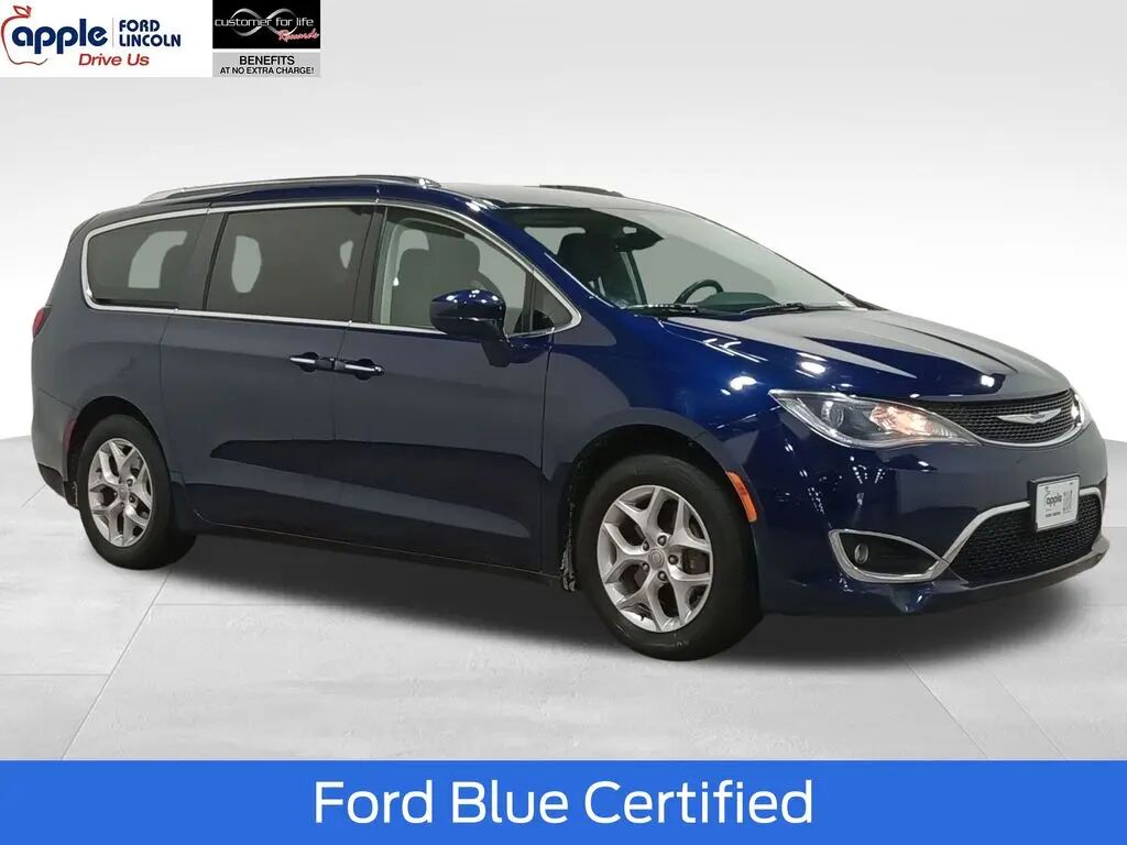 2019 Chrysler Pacifica Touring Plus — photo 1 of 13