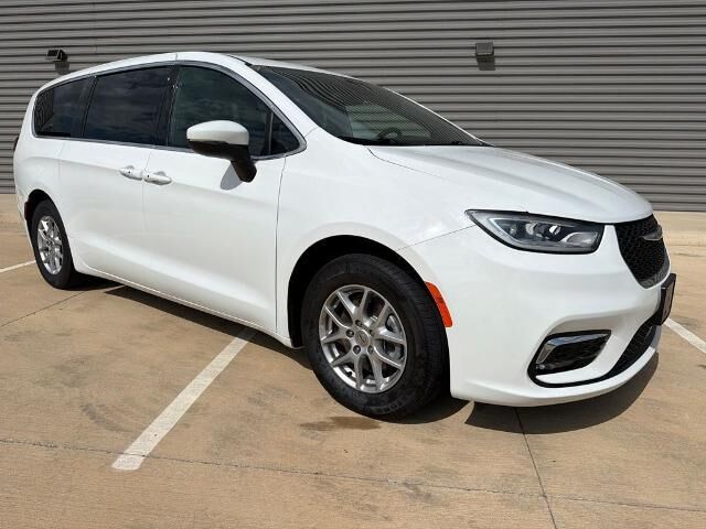 2023 Chrysler Pacifica Touring — photo 1 of 13