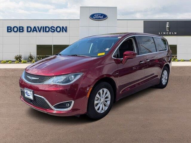 2019 Chrysler Pacifica Touring Plus — photo 1 of 1