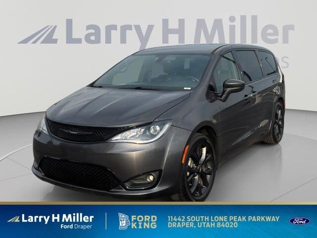 2019 Chrysler Pacifica Touring Plus — photo 1 of 13