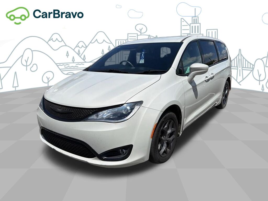 2020 Chrysler Pacifica Touring — photo 1 of 6