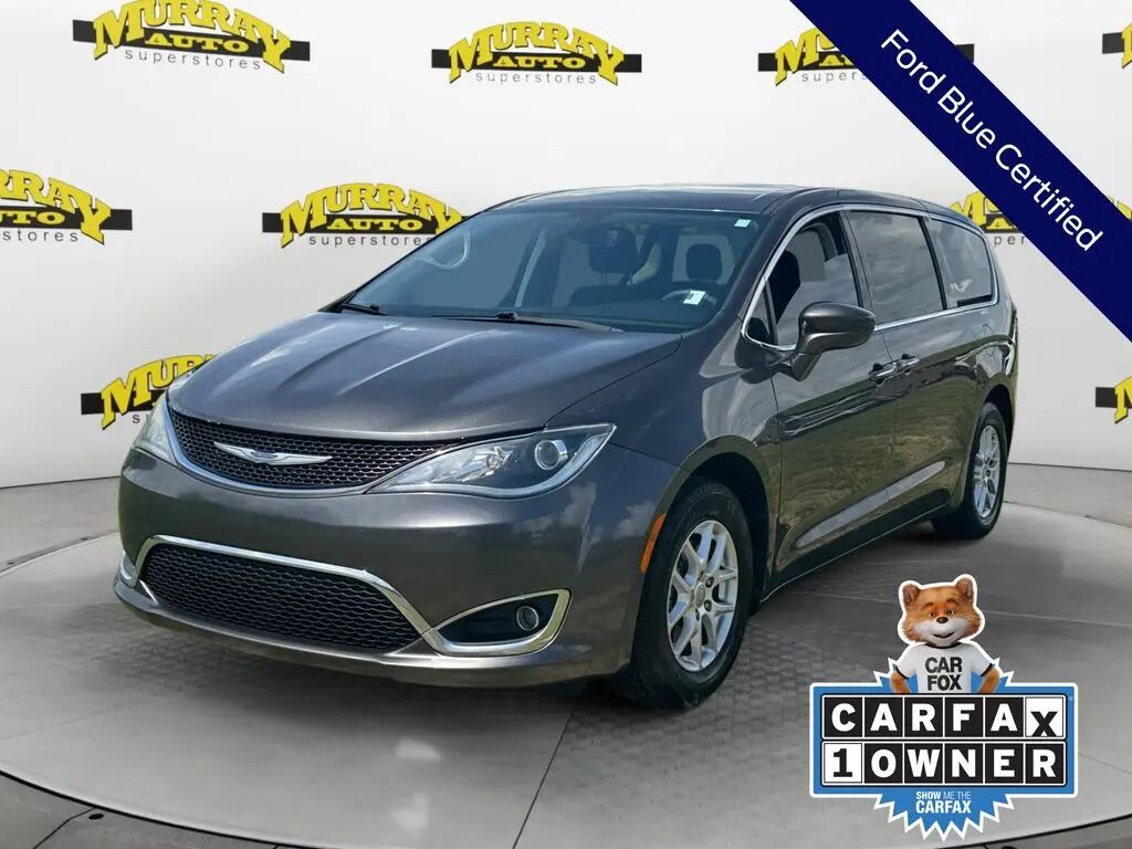 2020 Chrysler Pacifica Touring — photo 1 of 13