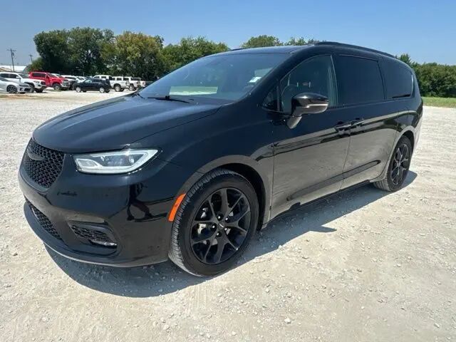 2025 Chrysler Pacifica Limited — photo 1 of 13