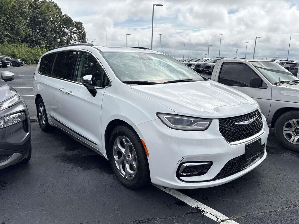 2023 Chrysler Pacifica Limited — photo 1 of 8