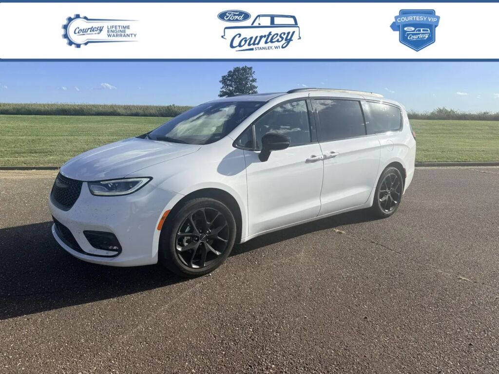 2025 Chrysler Pacifica Limited — photo 1 of 12