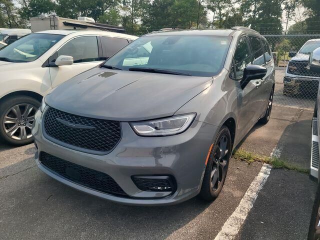 2025 Chrysler Pacifica Limited — photo 1 of 4