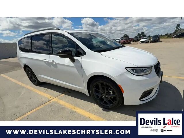 2026 Chrysler Pacifica Limited — photo 1 of 10