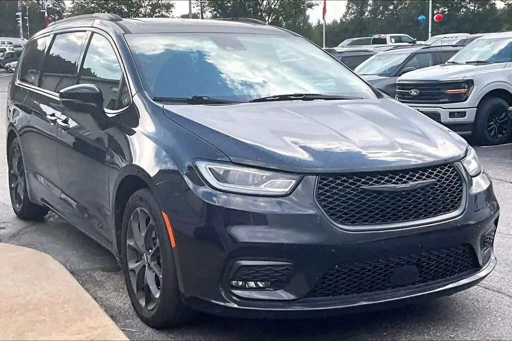 2025 Chrysler Pacifica Limited — photo 1 of 7