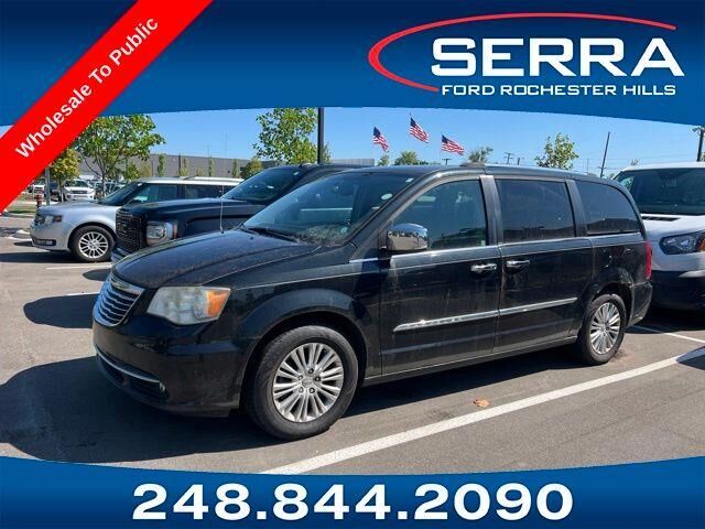 2013 Chrysler Town and Country Limited — photo 1 of 5