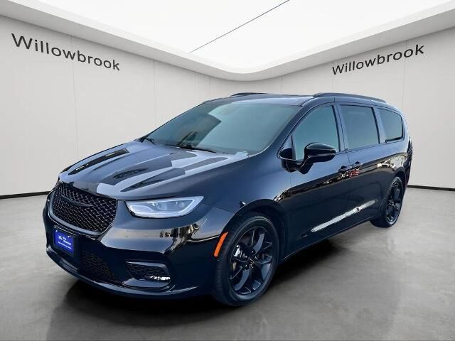 2025 Chrysler Pacifica Limited — photo 1 of 13