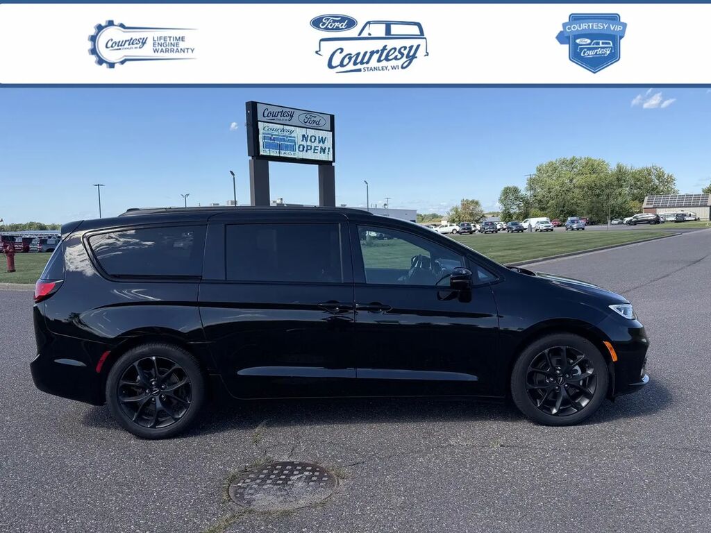 2025 Chrysler Pacifica Limited — photo 1 of 13
