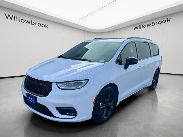 2025 Chrysler Pacifica Limited — photo 1 of 13