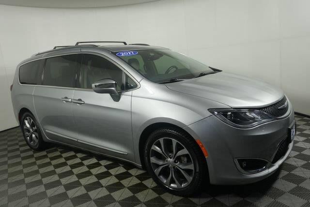 2017 Chrysler Pacifica Limited — photo 1 of 11