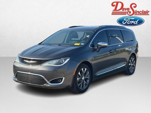 2017 Chrysler Pacifica Limited — photo 1 of 1