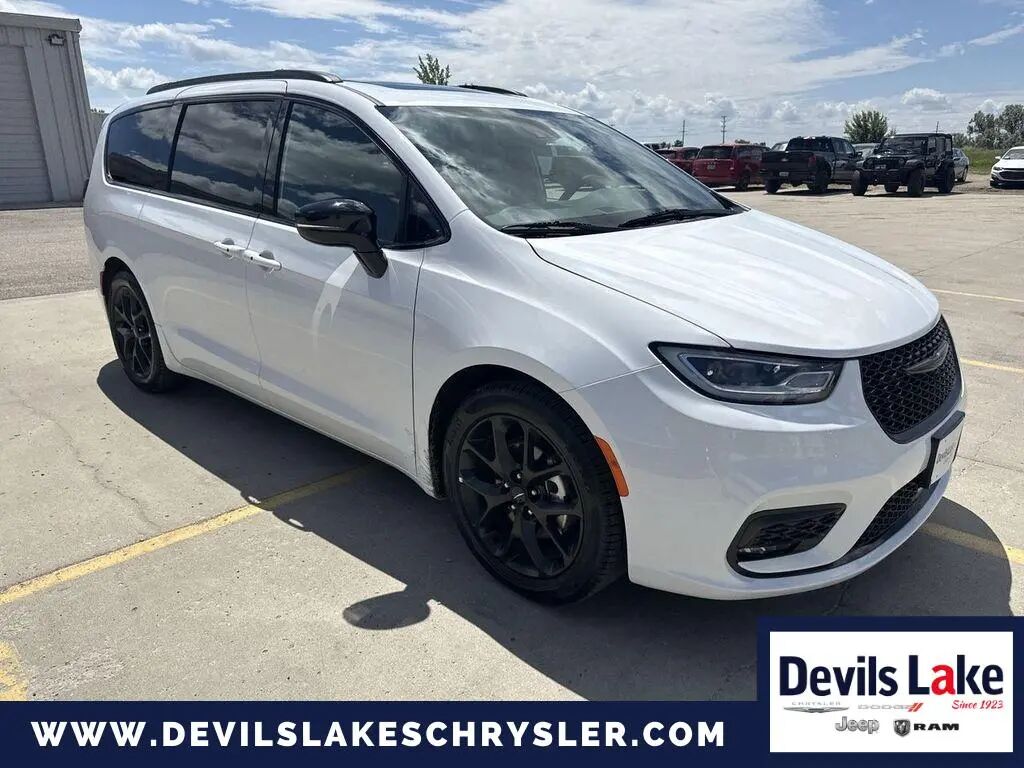2025 Chrysler Pacifica Limited — photo 1 of 10