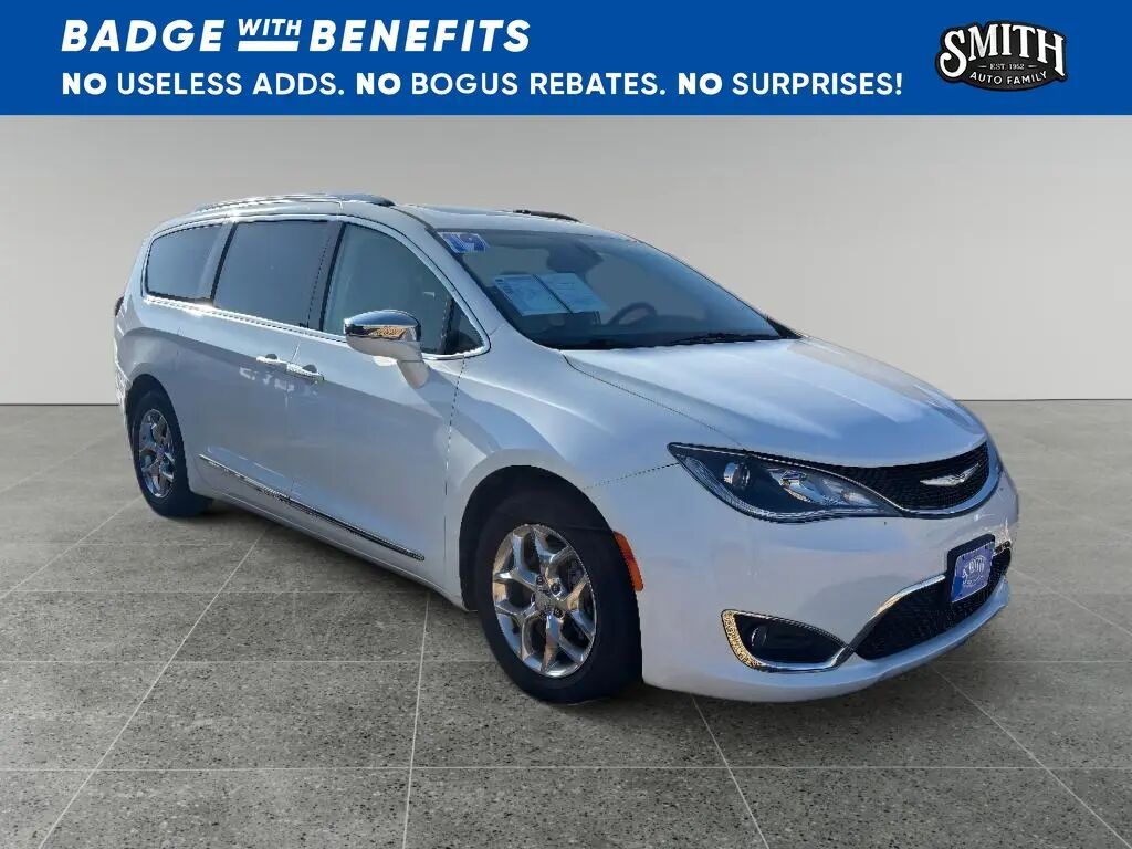 2019 Chrysler Pacifica Limited — photo 1 of 12