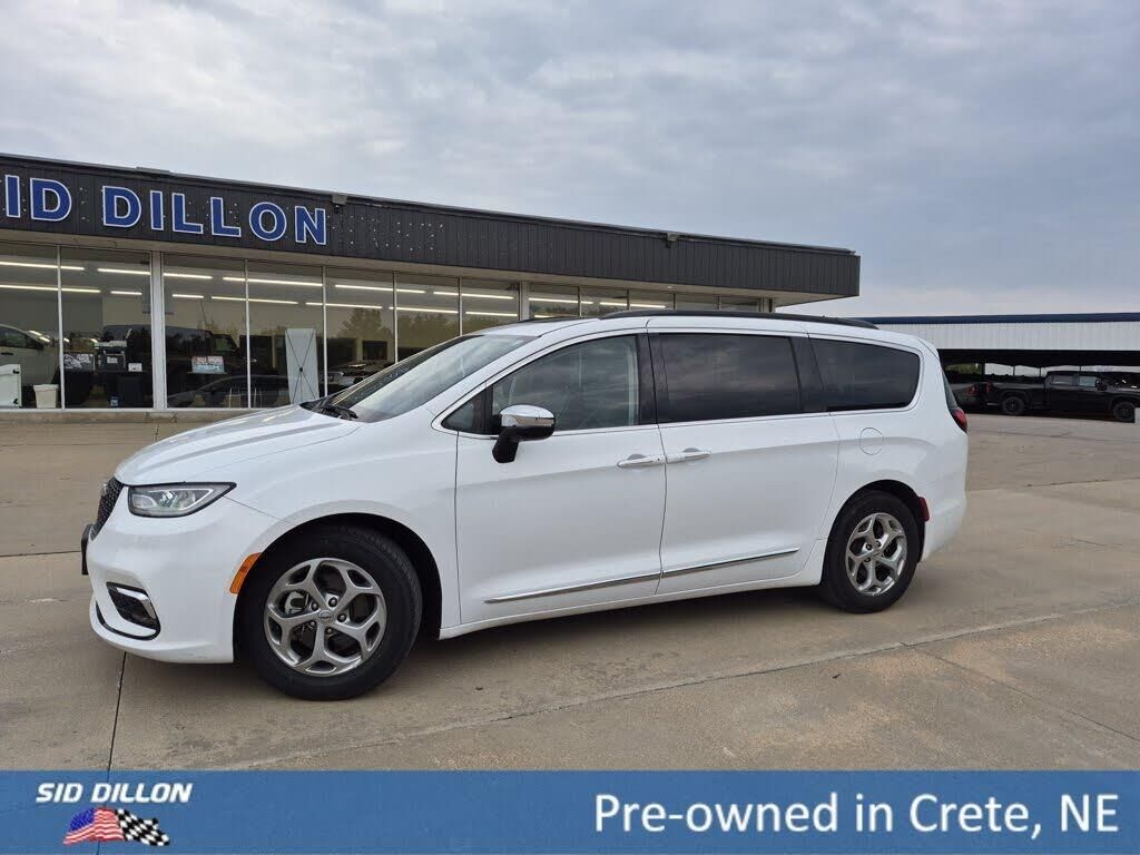 2023 Chrysler Pacifica Limited — photo 1 of 1