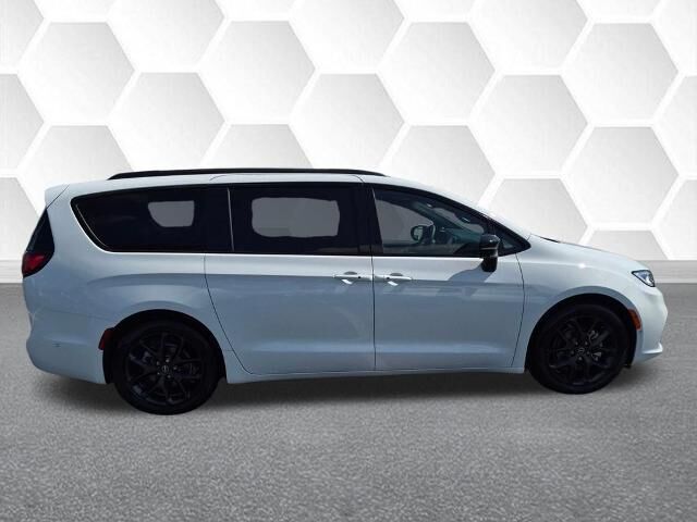2025 Chrysler Pacifica Limited — photo 1 of 12