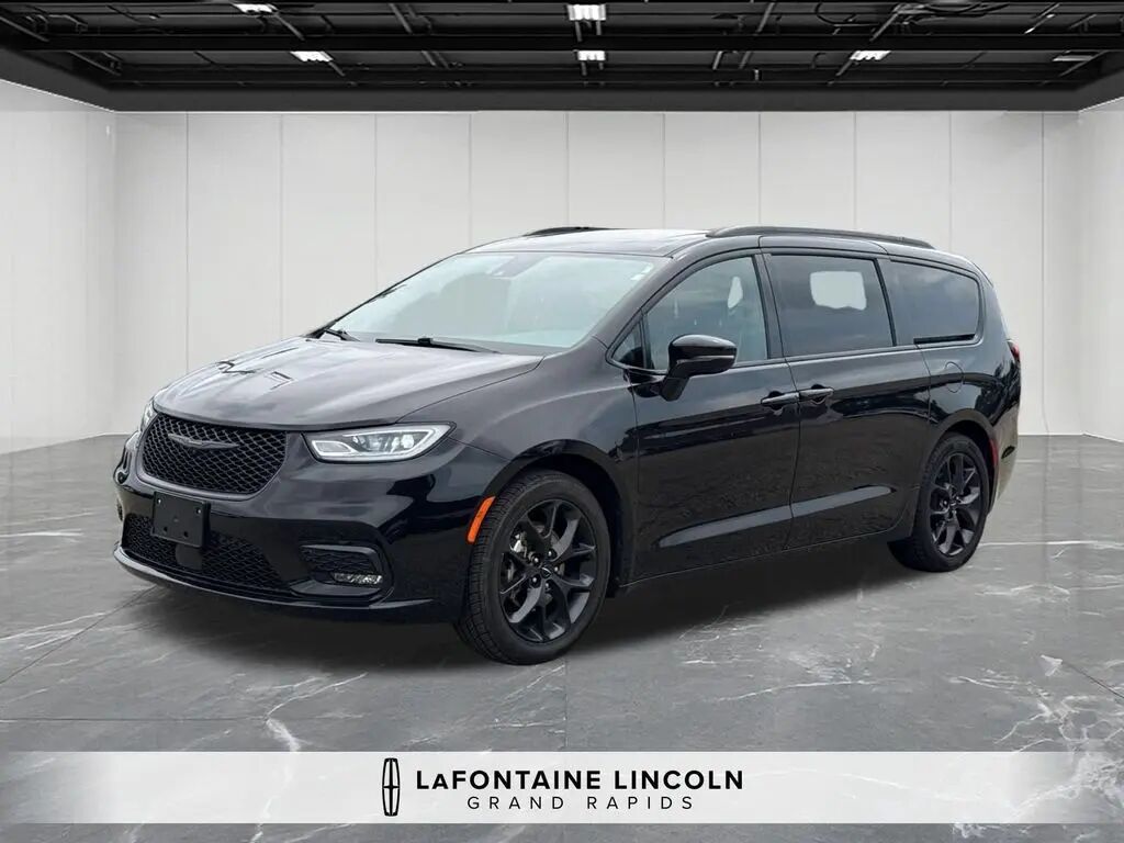 2025 Chrysler Pacifica Limited — photo 1 of 13