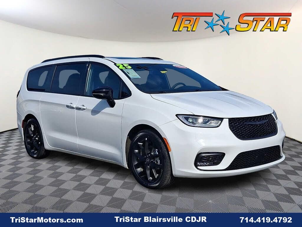 2025 Chrysler Pacifica Limited — photo 1 of 1