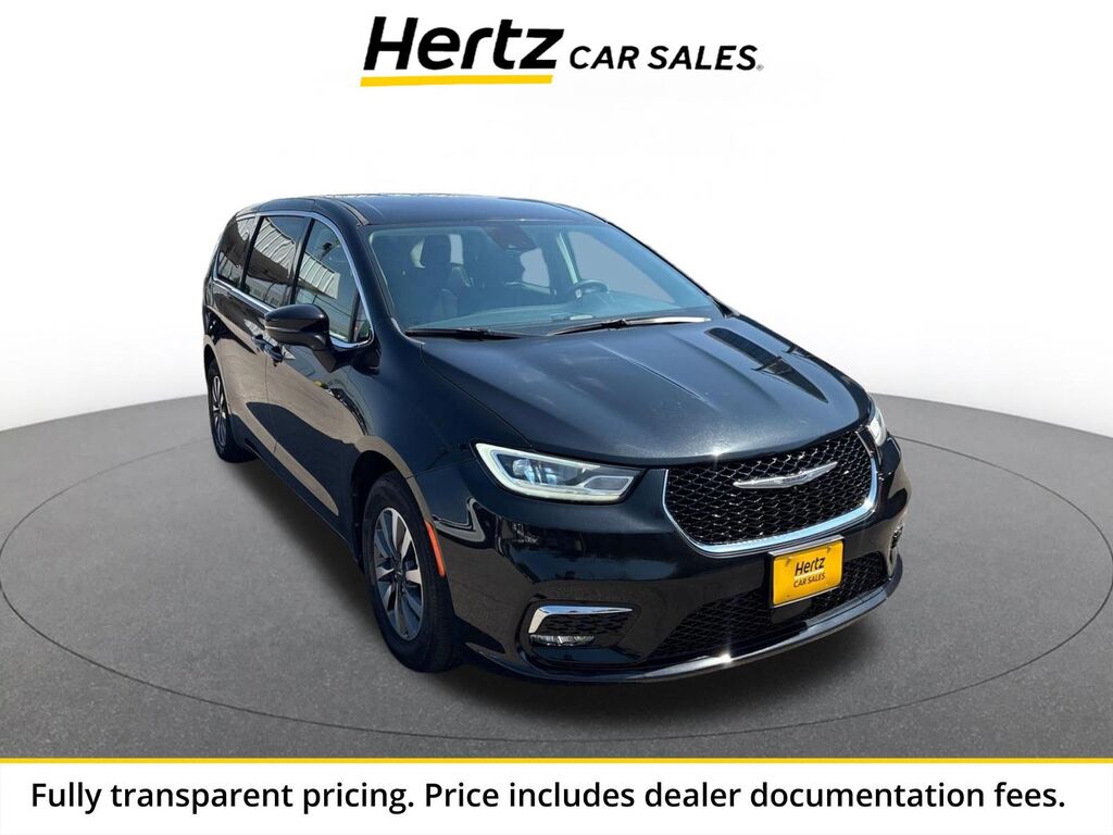 2023 Chrysler Pacifica Hybrid Touring L — photo 1 of 13