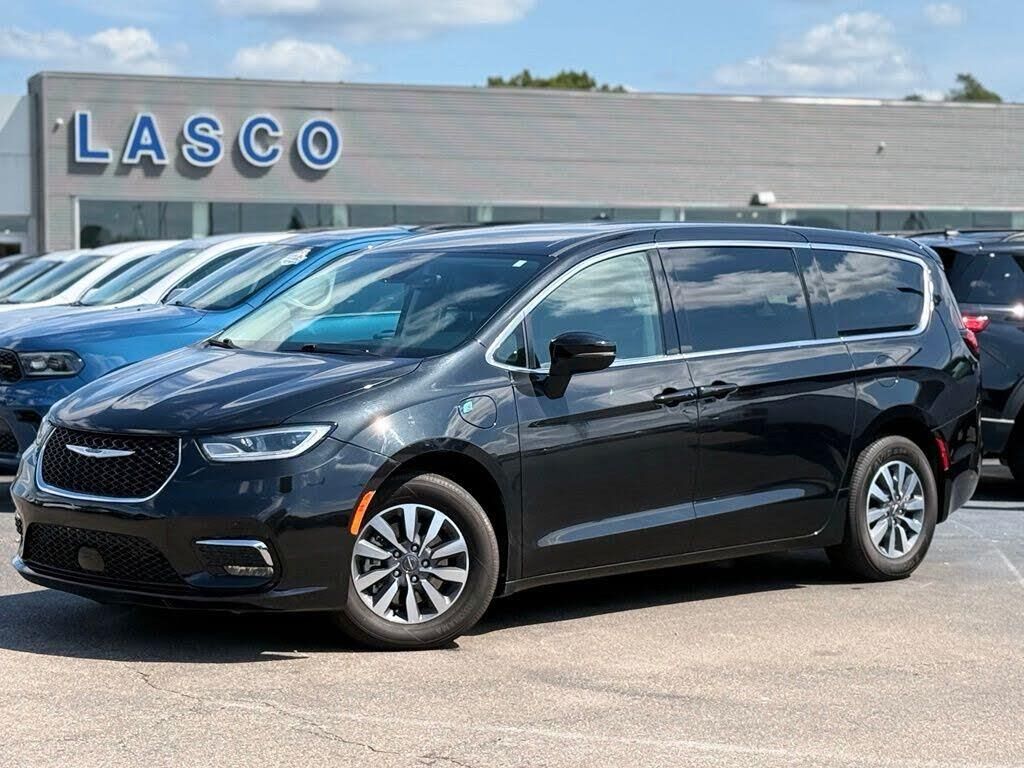 2023 Chrysler Pacifica Plug-In Hybrid Touring L — photo 1 of 1