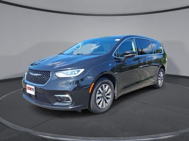 2023 Chrysler Pacifica Plug-In Hybrid Touring L — photo 1 of 13