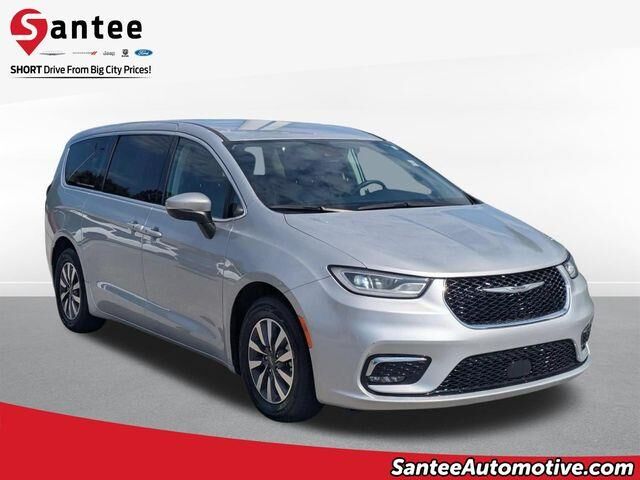 2023 Chrysler Pacifica Plug-In Hybrid Touring L — photo 1 of 9