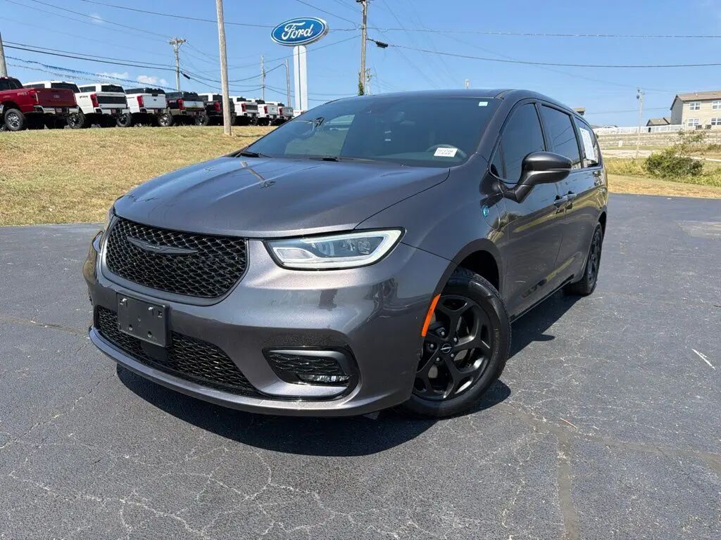 2022 Chrysler Pacifica Hybrid Touring L — photo 1 of 13