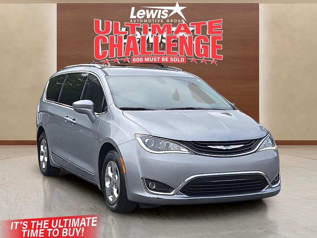 2019 Chrysler Pacifica Touring L — photo 1 of 13