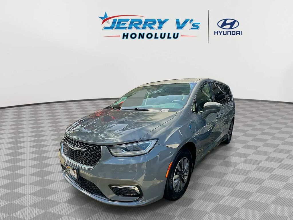 2022 Chrysler Pacifica Hybrid Touring L — photo 1 of 13