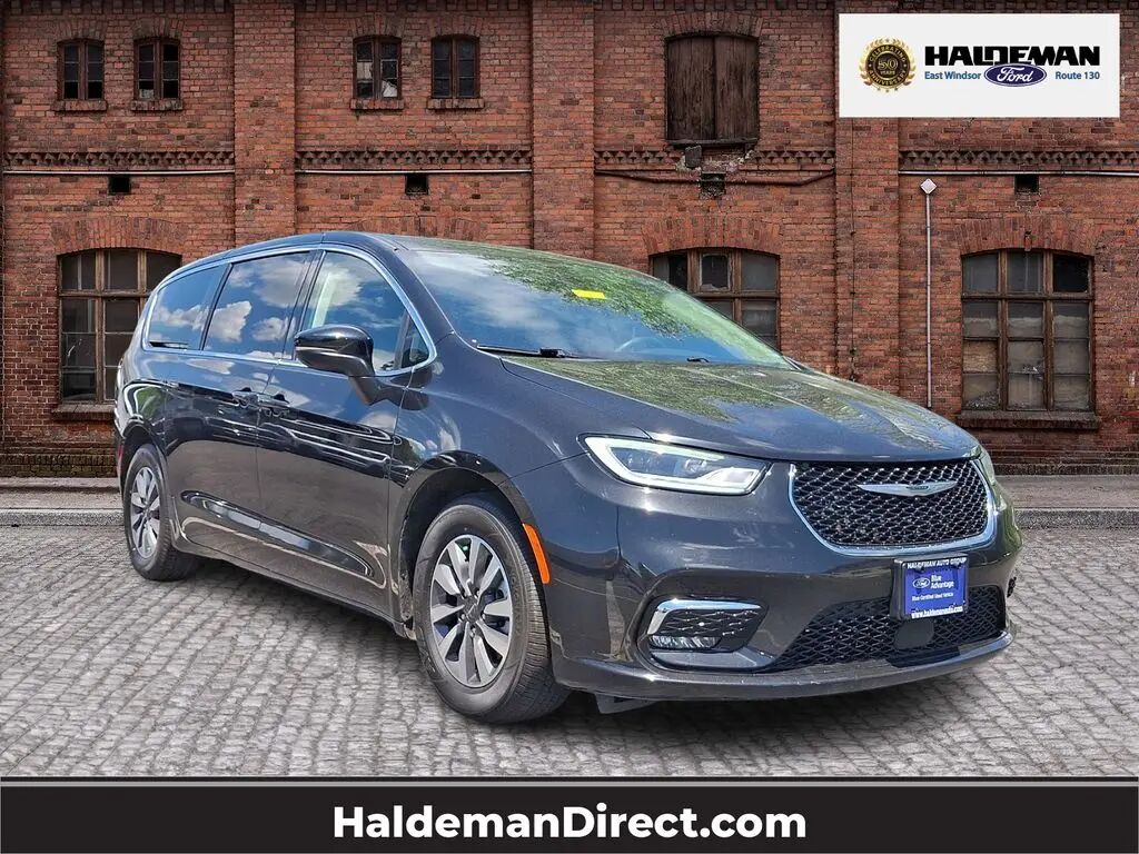 2023 Chrysler Pacifica Plug-In Hybrid Touring L — photo 1 of 27