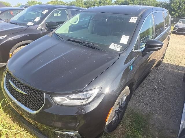 2023 Chrysler Pacifica Plug-In Hybrid Touring L — photo 1 of 10