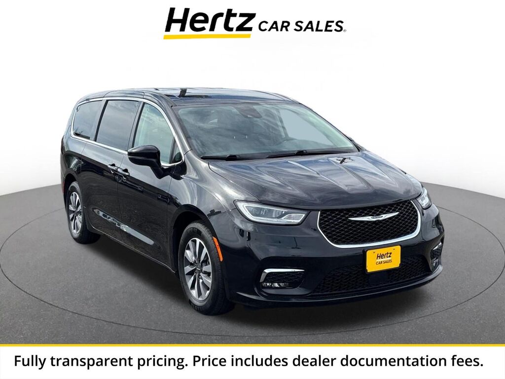 2023 Chrysler Pacifica Hybrid Touring L — photo 1 of 13