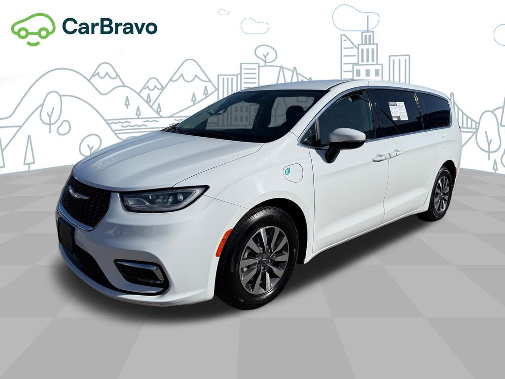 2023 Chrysler Pacifica Hybrid Touring L — photo 1 of 6