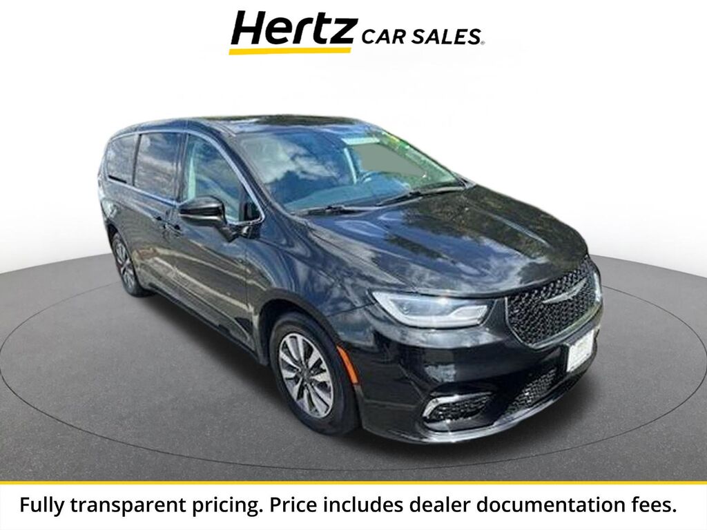 2023 Chrysler Pacifica Hybrid Touring L — photo 1 of 10