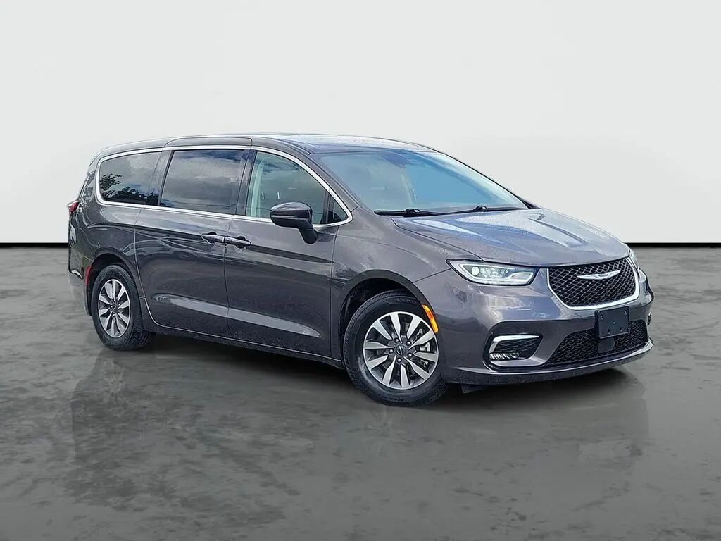 2023 Chrysler Pacifica Plug-In Hybrid Touring L — photo 1 of 13