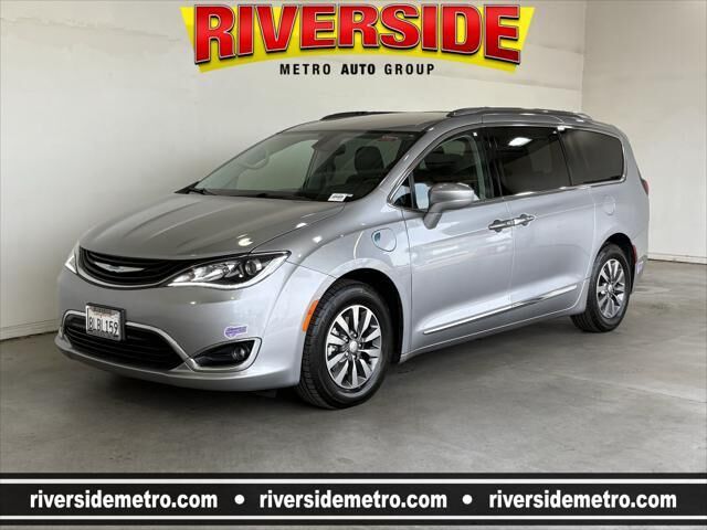 2019 Chrysler Pacifica Hybrid Touring L — photo 1 of 13