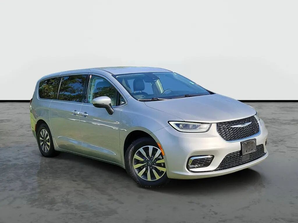 2023 Chrysler Pacifica Plug-In Hybrid Touring L — photo 1 of 12