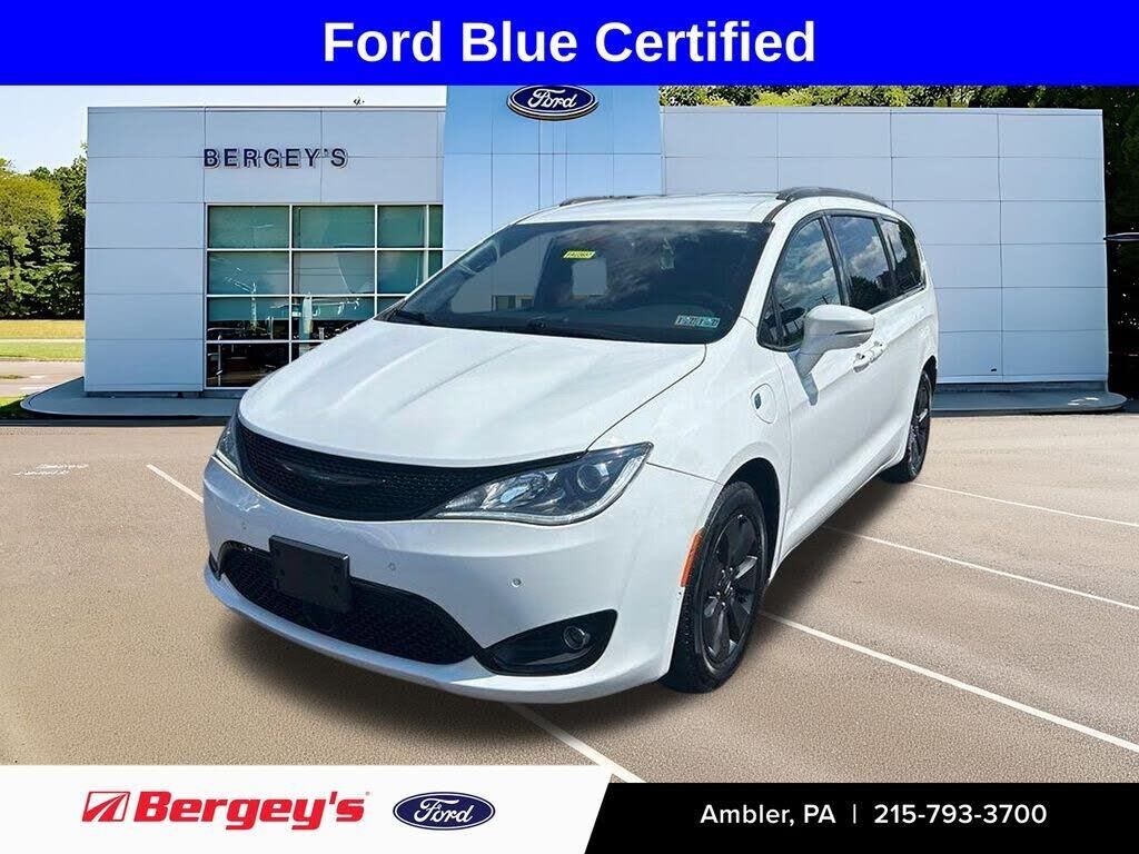 2020 Chrysler Pacifica Hybrid Limited — photo 1 of 1