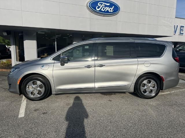 2018 Chrysler Pacifica Hybrid Limited — photo 1 of 13