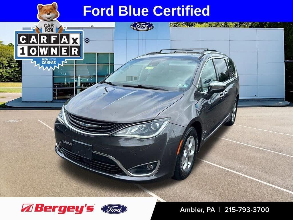 2017 Chrysler Pacifica Hybrid Platinum — photo 1 of 1