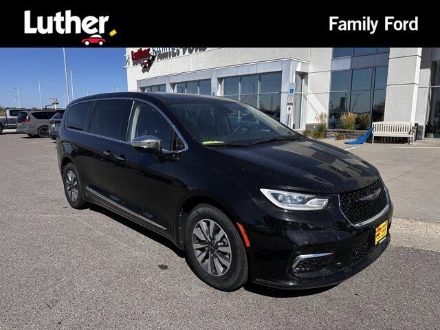 2023 Chrysler Pacifica Plug-In Hybrid Limited — photo 1 of 12