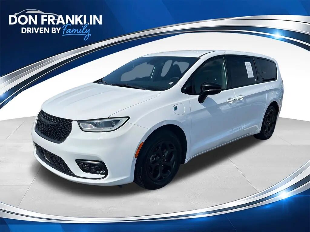 2024 Chrysler Pacifica Plug-In Hybrid Select — photo 1 of 13