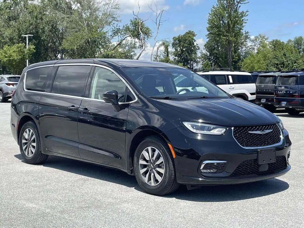 2024 Chrysler Pacifica Plug-In Hybrid Select — photo 1 of 13